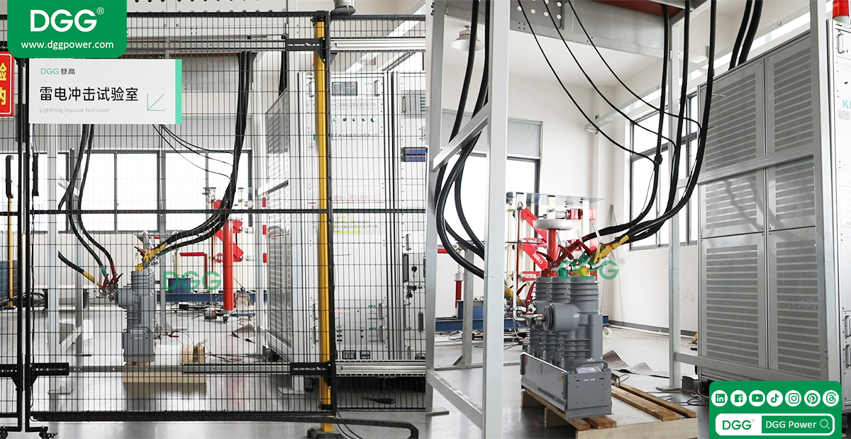 Outdoor vacuum circuit breaker for cold climate applications